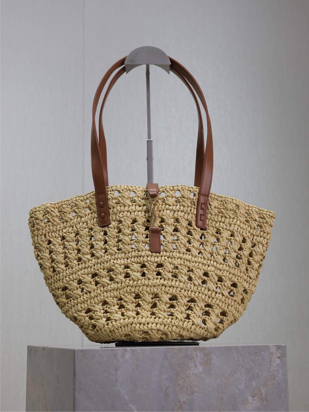 PANIER MEDIUM IN RAFFIA AND VEGETABLE-TANNED LEATHER