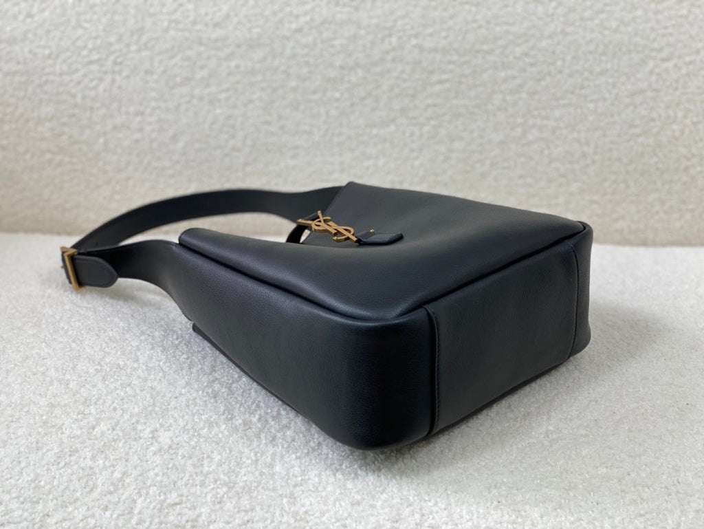 Le 5 A 7 Supple Small Grained Leather Black 23 x 22 x 8.5cm