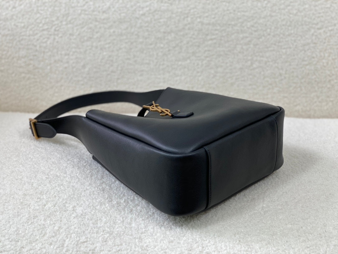 Le 5 A 7 Supple Small Grained Leather Black 23 x 22 x 8.5cm