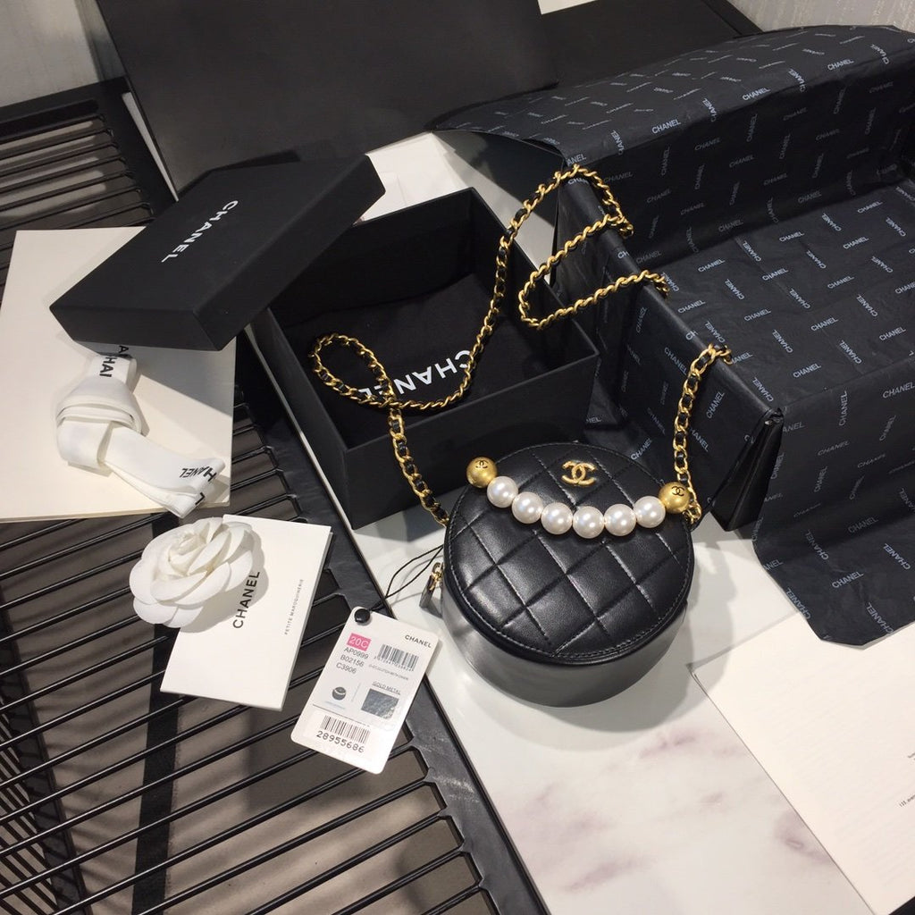 Pearl Round Clutch with Chain