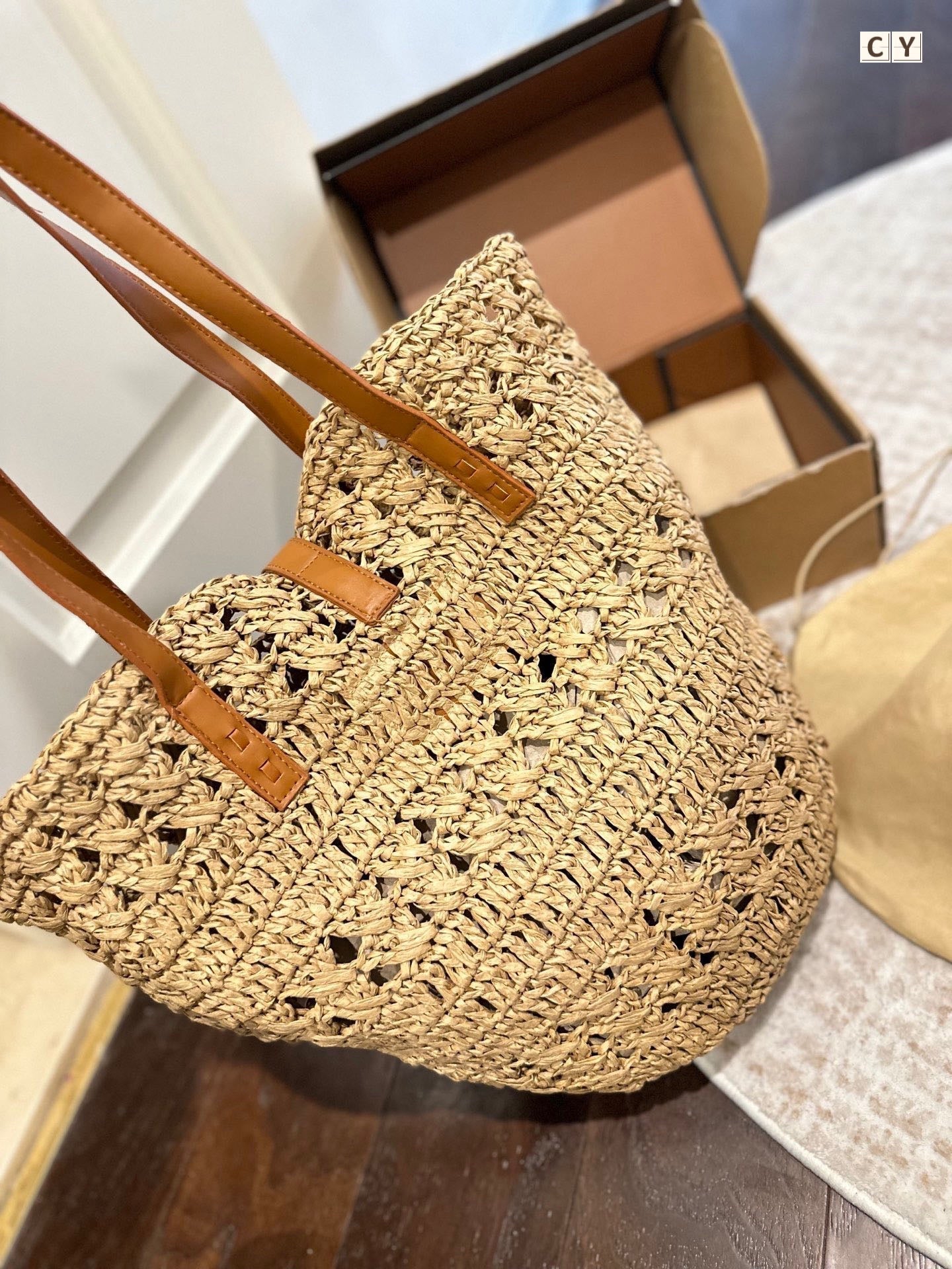 PANIER MEDIUM IN RAFFIA AND VEGETABLE-TANNED LEATHER