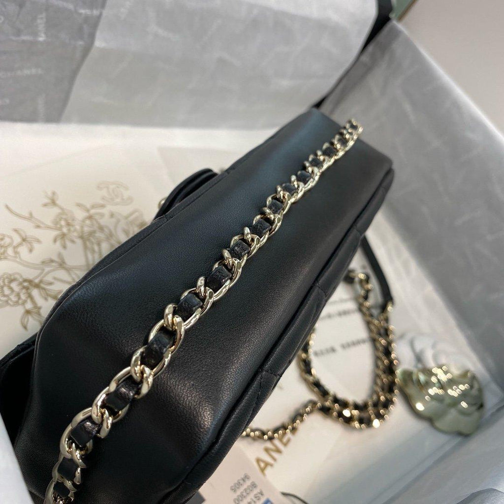 Pearl logo strap Flap Bag Black