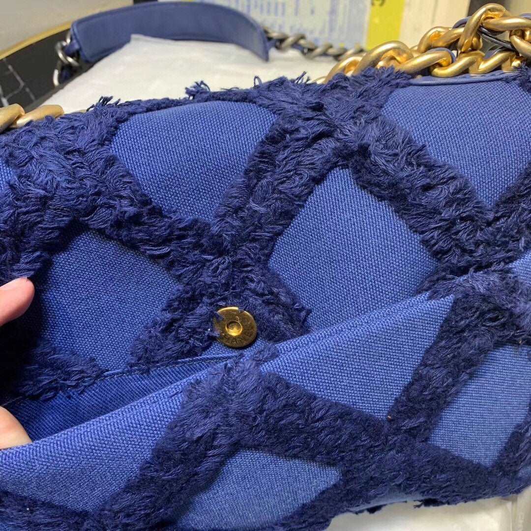 19 Denim medium Flap Bag