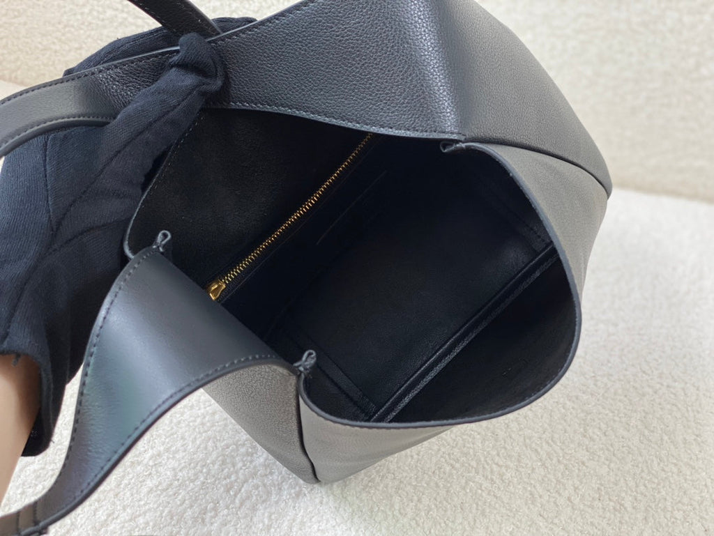 Le 5 A 7 Supple Small Grained Leather Black 23 x 22 x 8.5cm