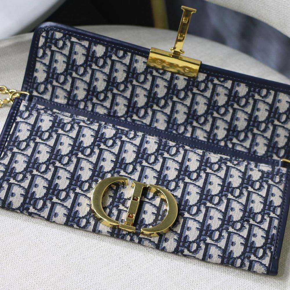 30 Montaigne Pouch