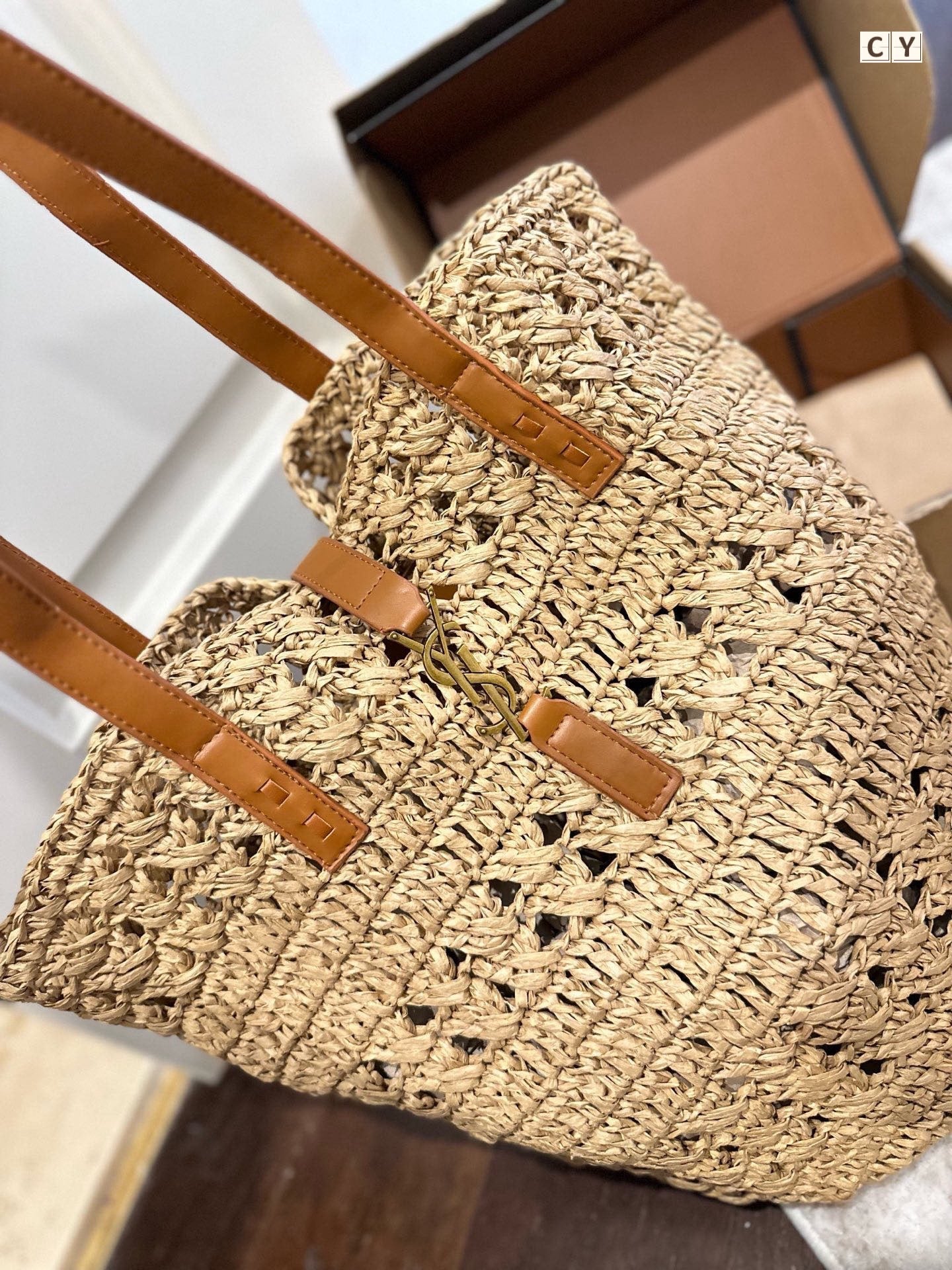 PANIER MEDIUM IN RAFFIA AND VEGETABLE-TANNED LEATHER