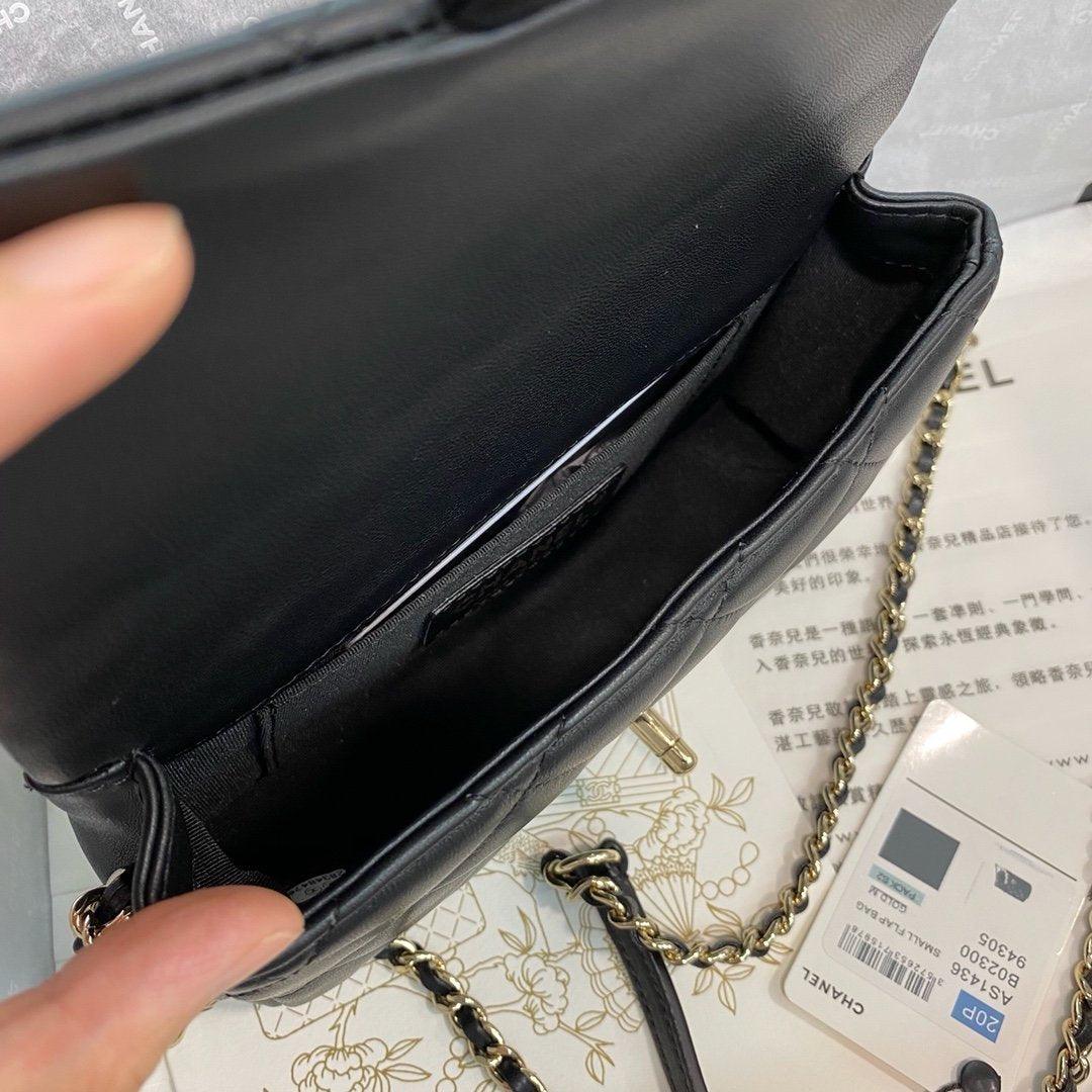 Pearl logo strap Flap Bag Black