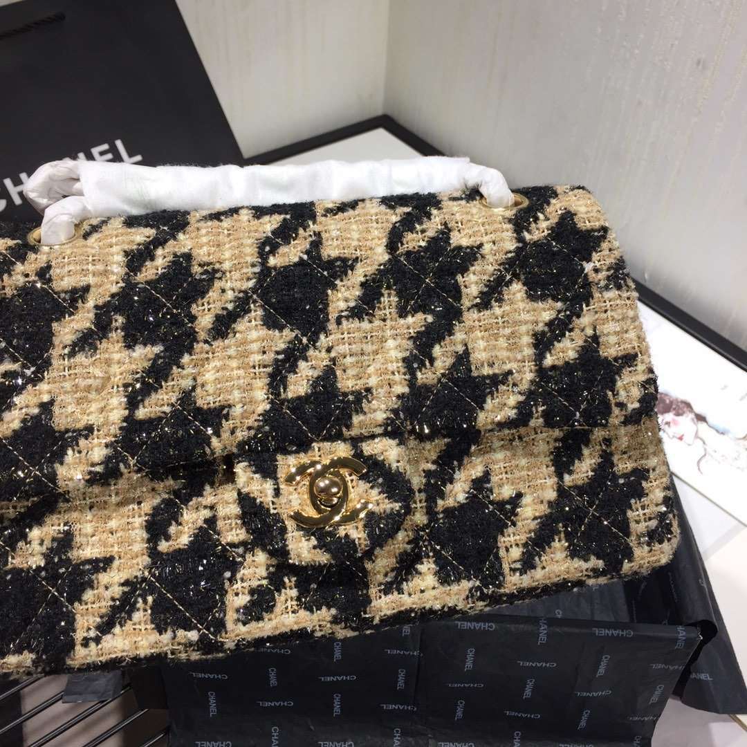 19 tweed Flap Bag Black and beige