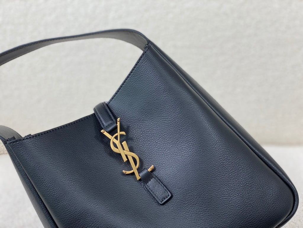 Le 5 A 7 Supple Small Grained Leather Black 23 x 22 x 8.5cm