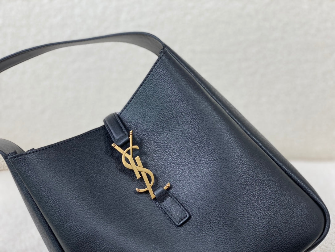 Le 5 A 7 Supple Small Grained Leather Black 23 x 22 x 8.5cm