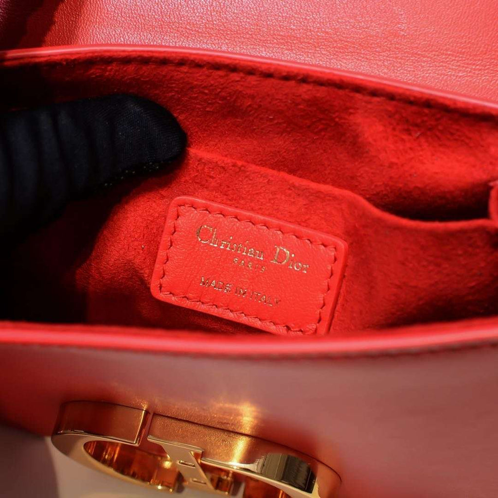 30 Montaigne Flap Bag