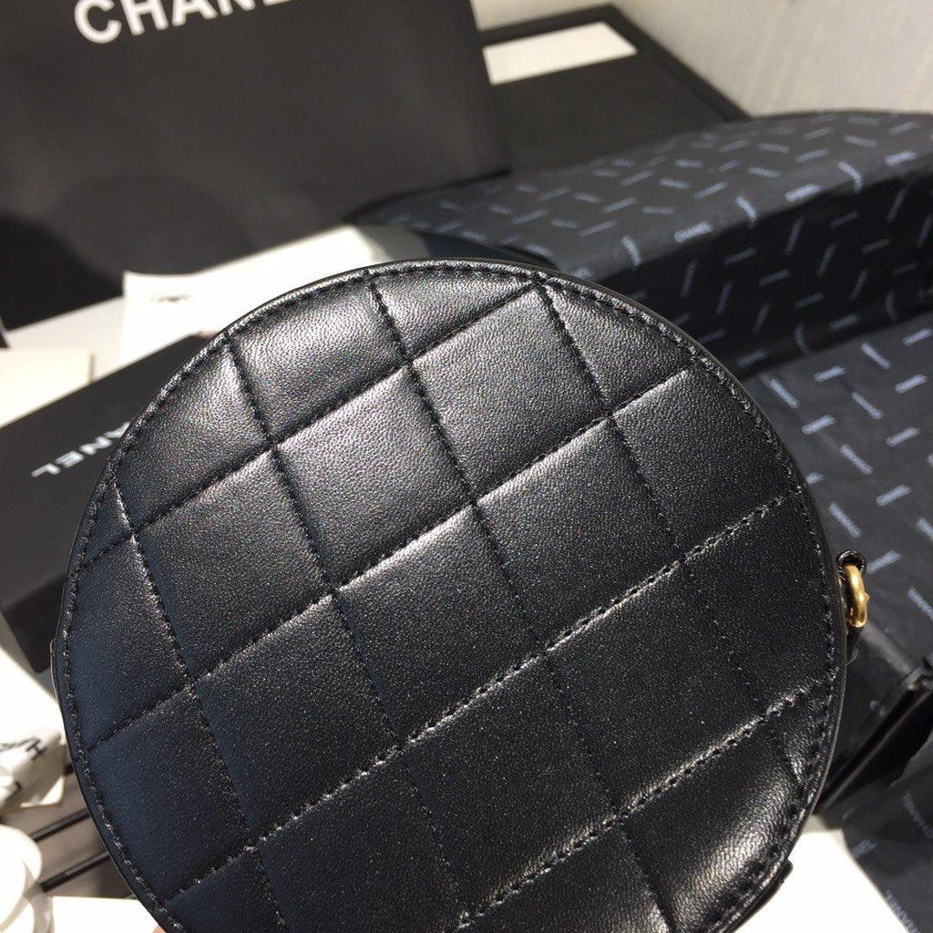 Pearl Round Clutch with Chain
