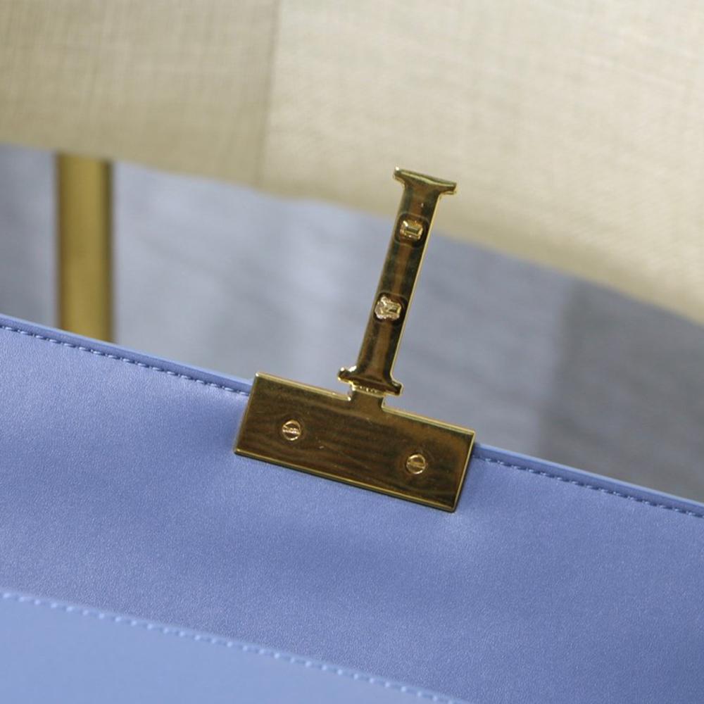 30 Montaigne Pouch
