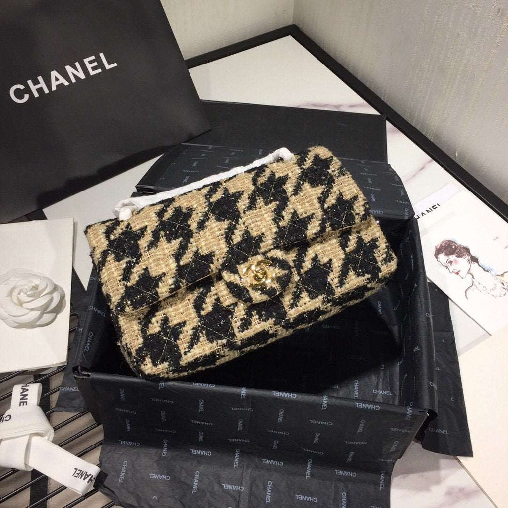 19 tweed Flap Bag Black and beige