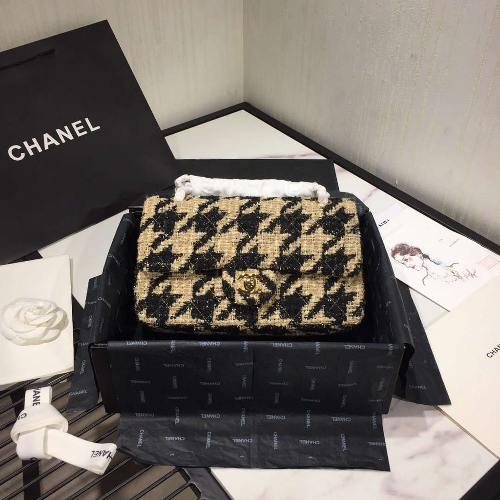 19 tweed Flap Bag Black and beige