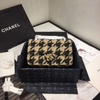 19 tweed Flap Bag Black and beige