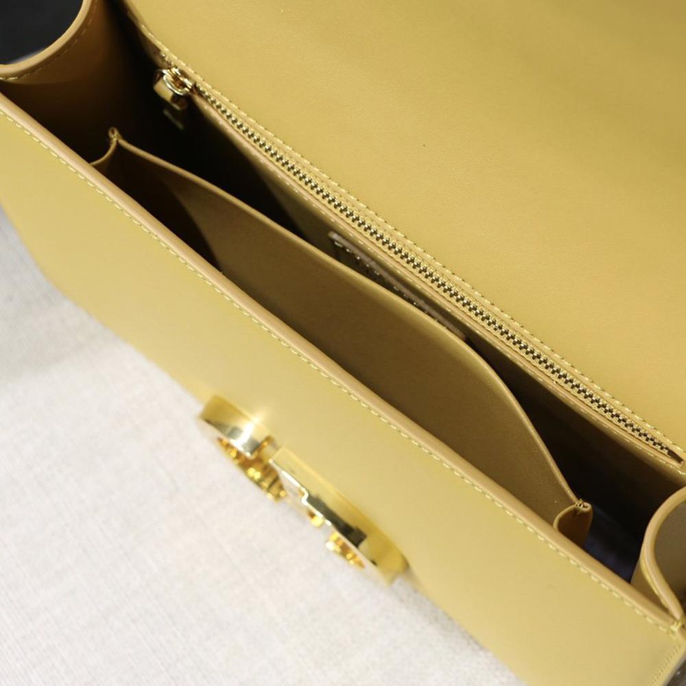 30 Montaigne Pouch