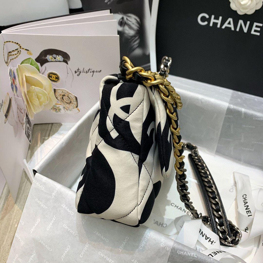 19 Flap Bag medium black ecru