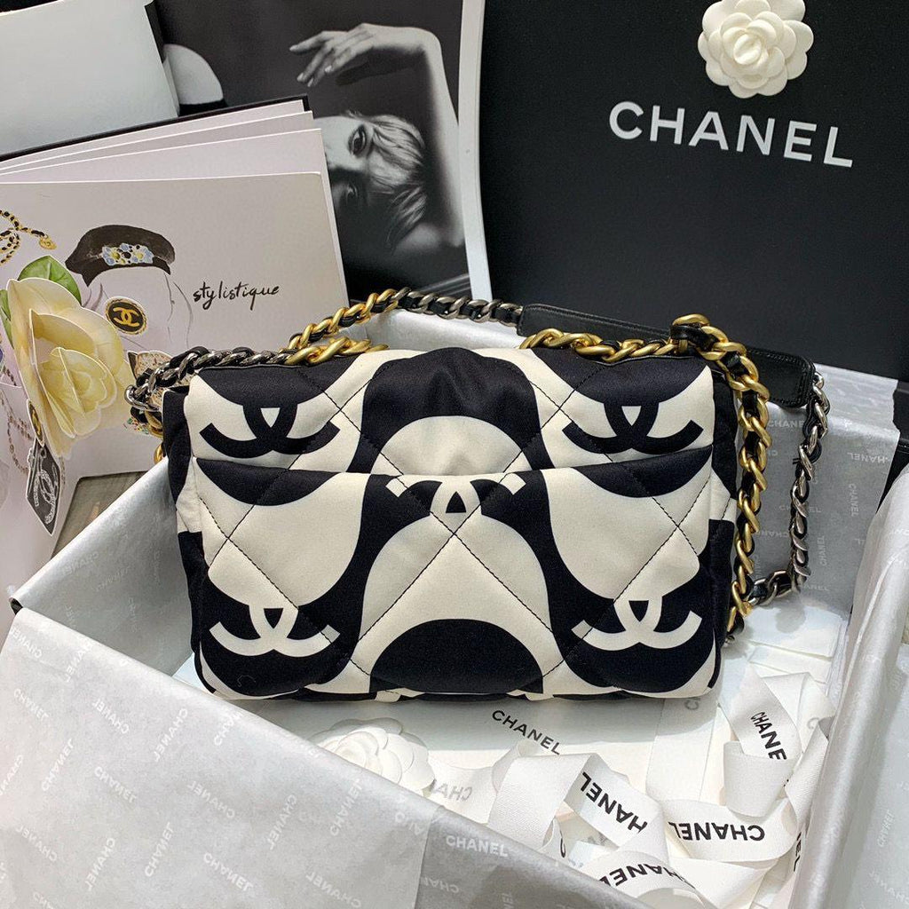 19 Flap Bag medium black ecru