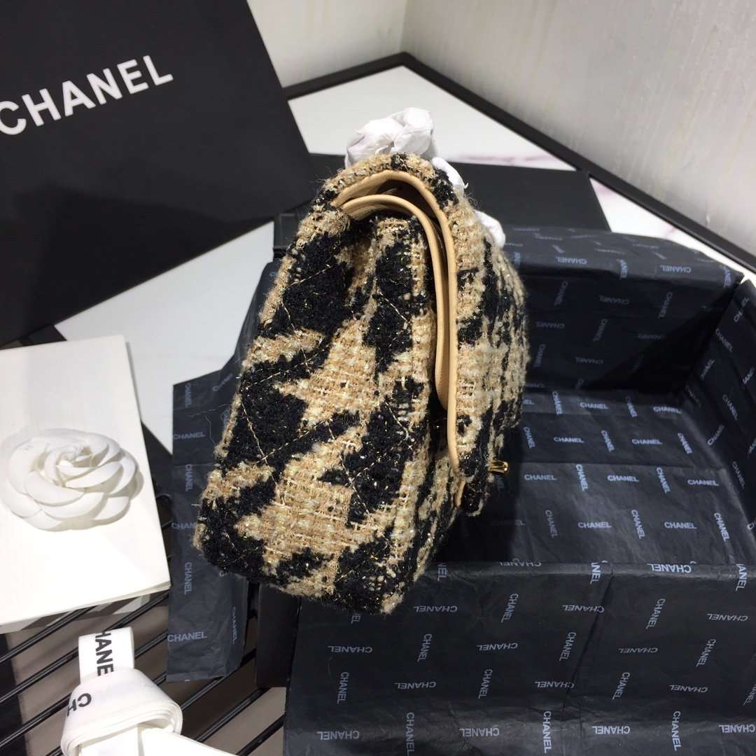 19 tweed Flap Bag Black and beige