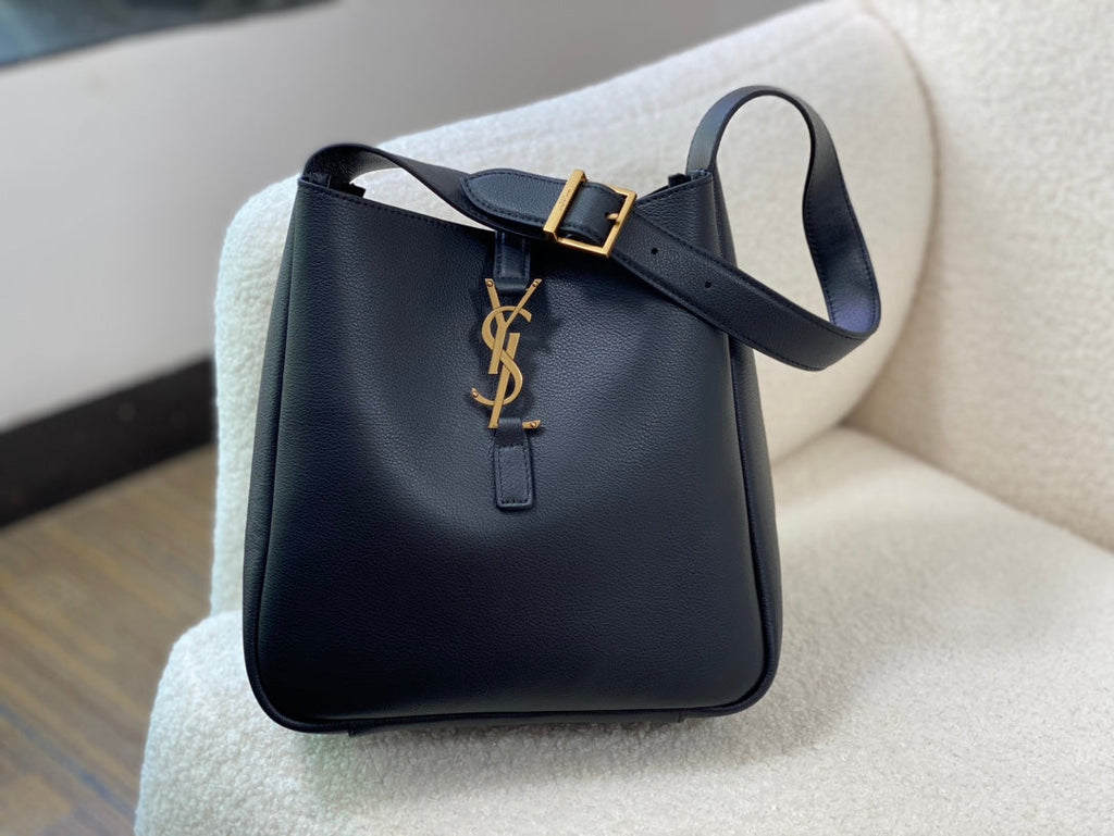 Le 5 A 7 Supple Small Grained Leather Black 23 x 22 x 8.5cm
