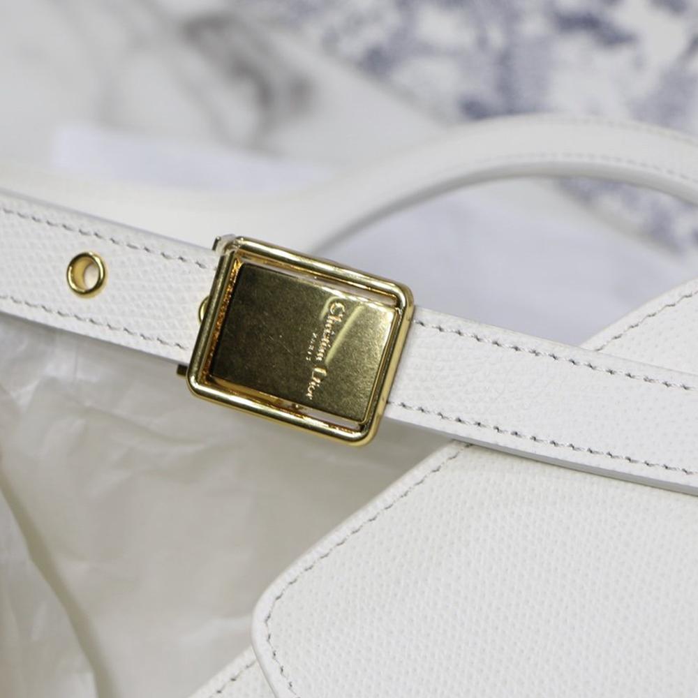 30 MONTAIGNE BAG Latte Box Calfskin