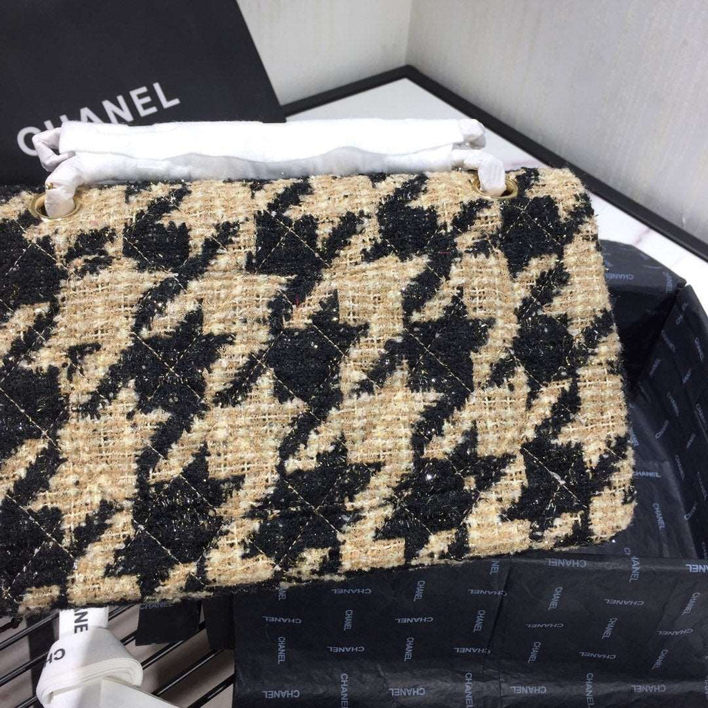 19 tweed Flap Bag Black and beige