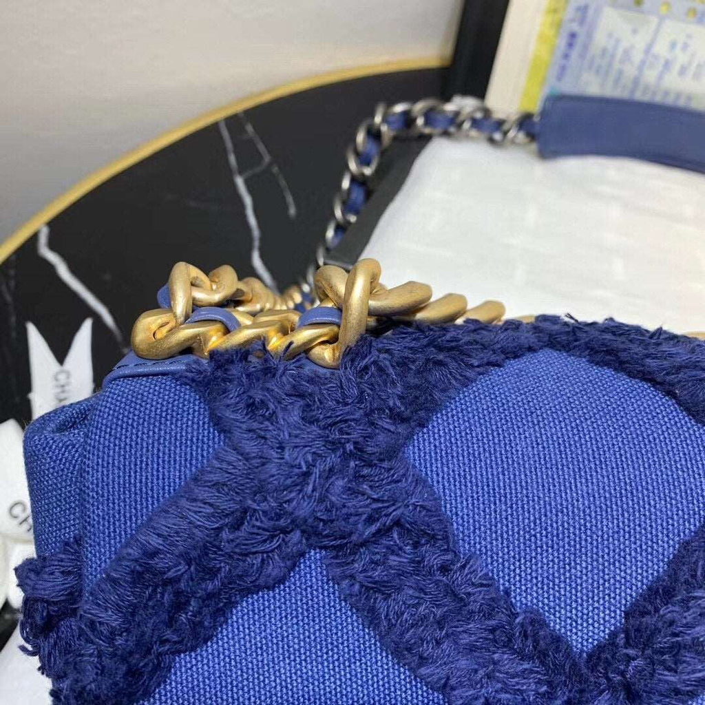 19 Denim medium Flap Bag