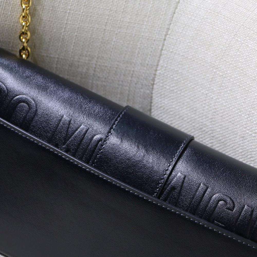 30 Montaigne Pouch