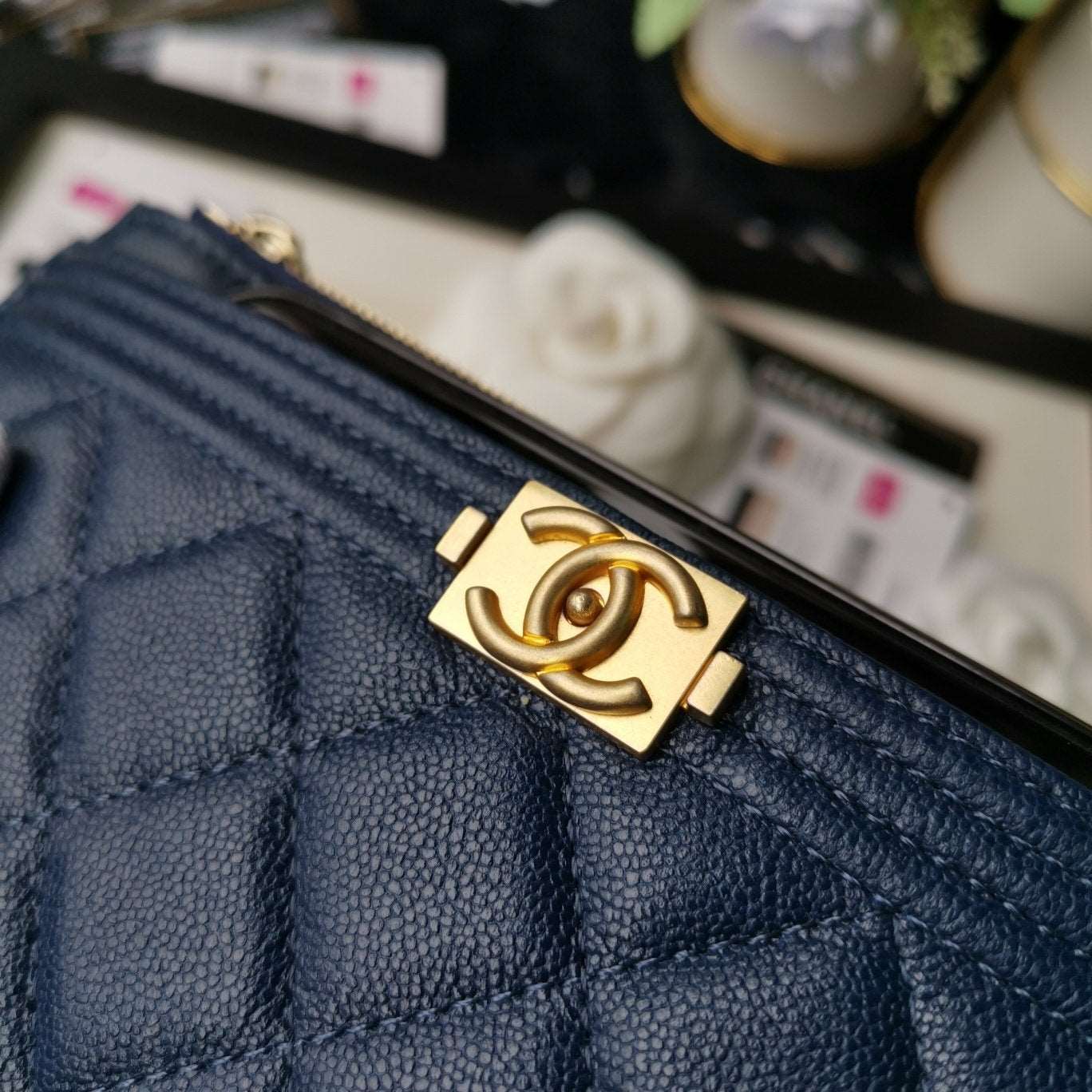 caviar quilted classic zip boy Pouch