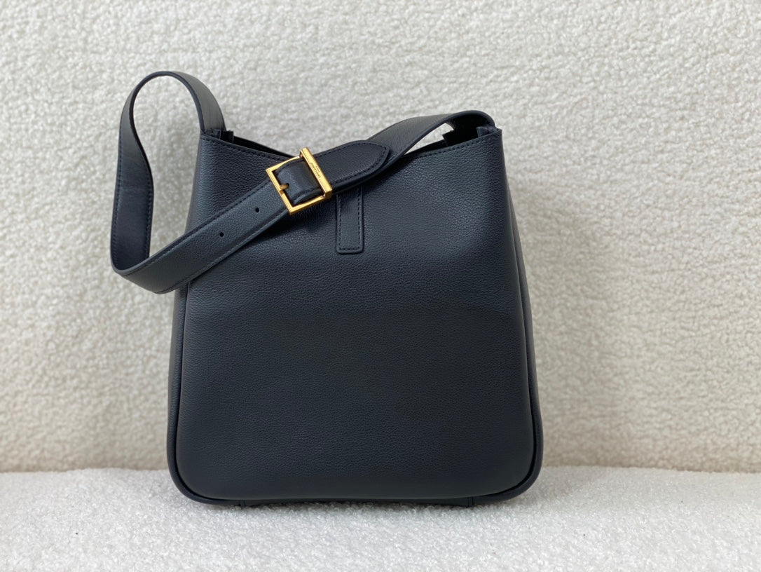 Le 5 A 7 Supple Small Grained Leather Black 23 x 22 x 8.5cm