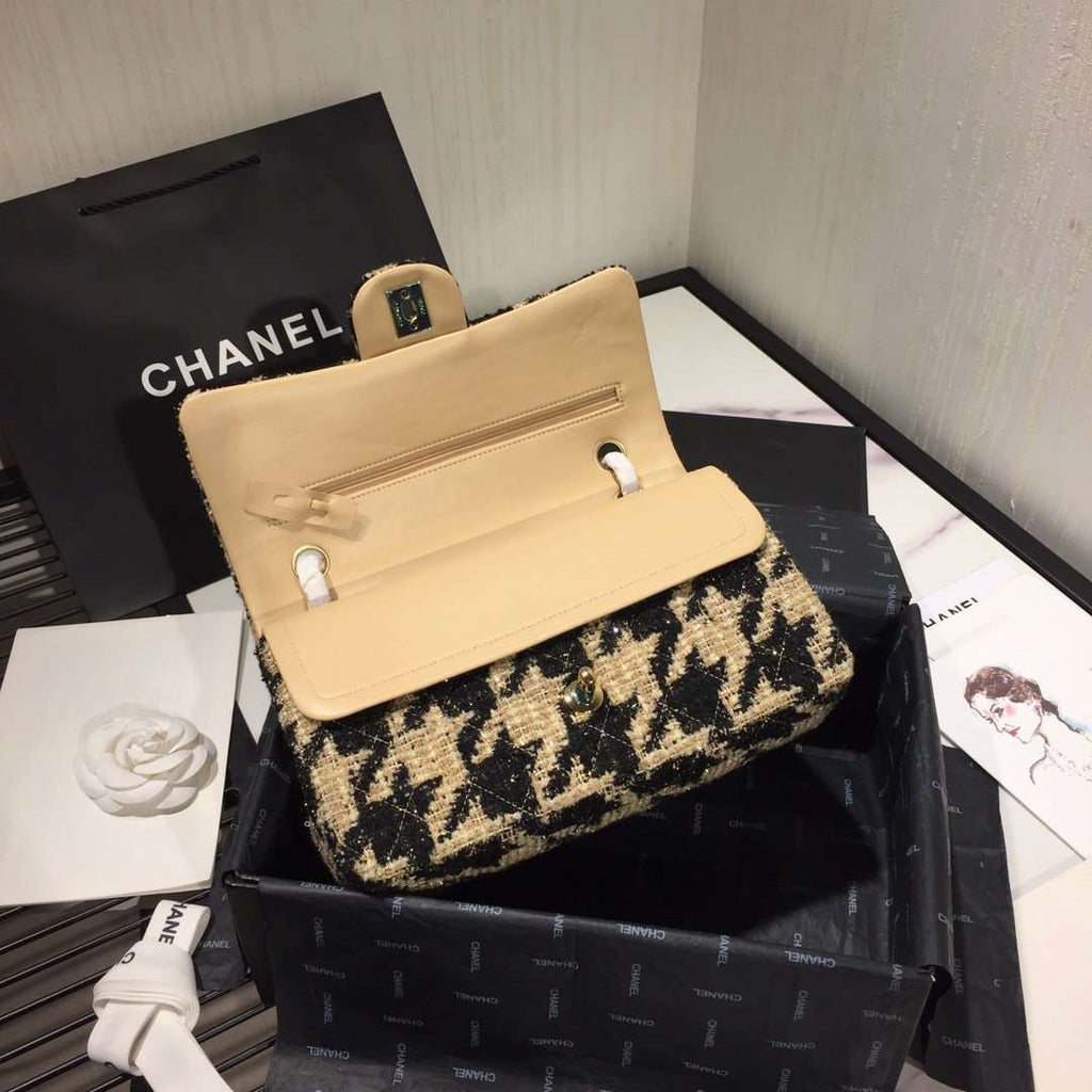 19 tweed Flap Bag Black and beige