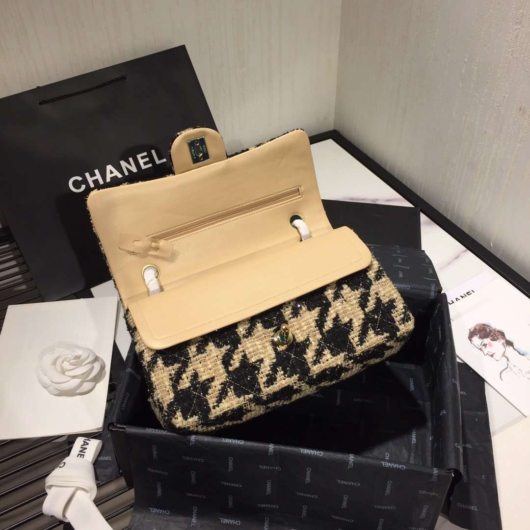 19 tweed Flap Bag Black and beige