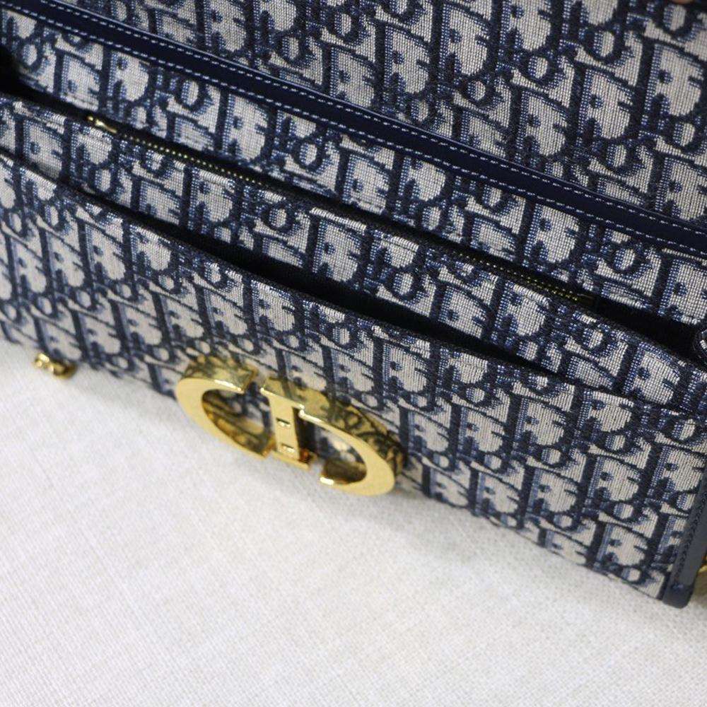 30 Montaigne Pouch
