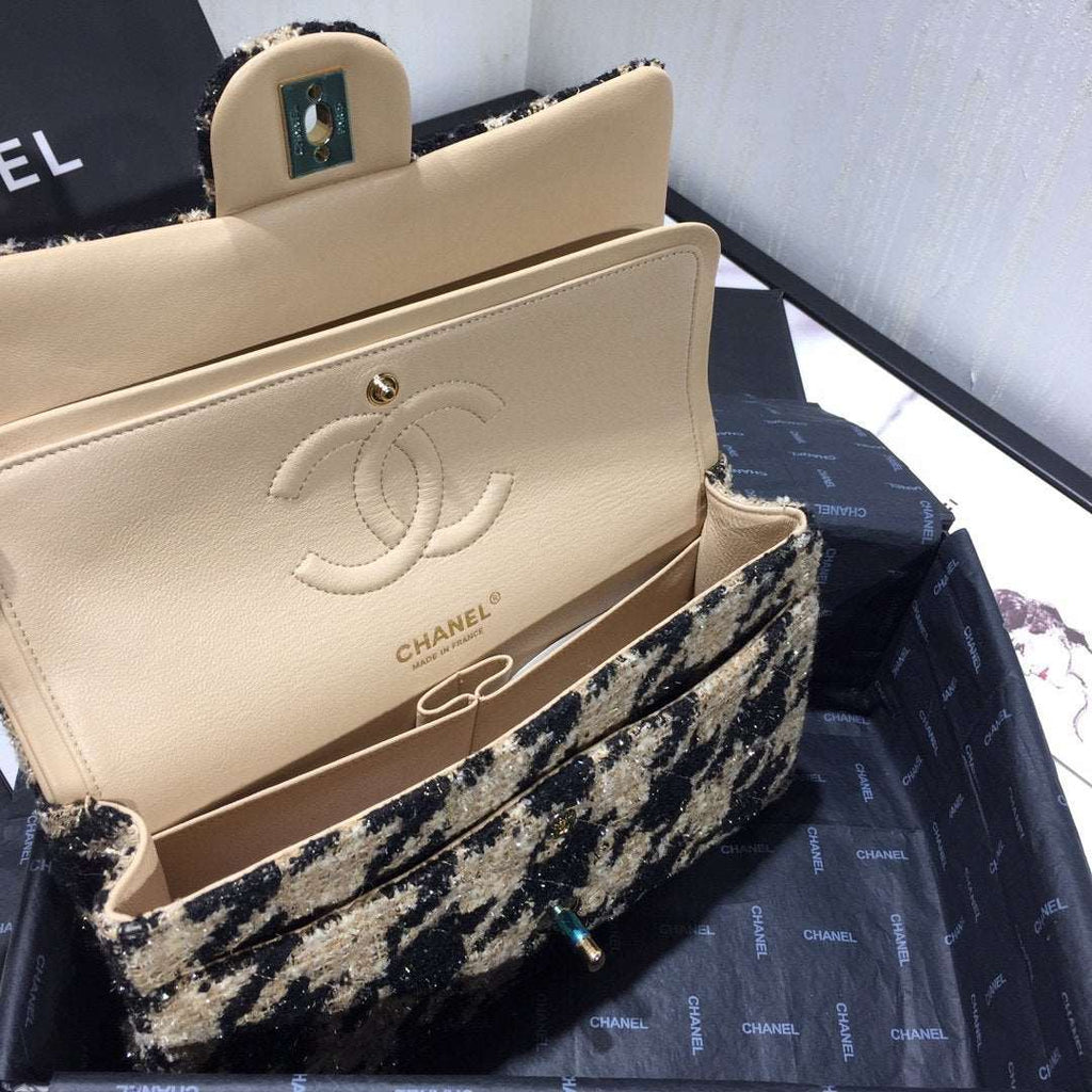 19 tweed Flap Bag Black and beige