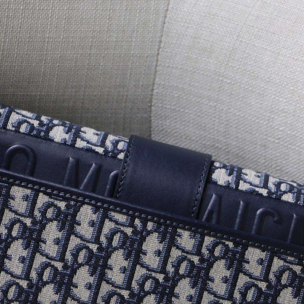 30 Montaigne Pouch